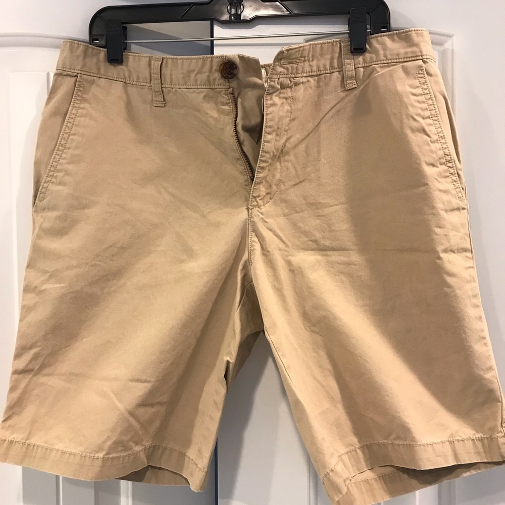 EUC penguin Men’s khaki shorts